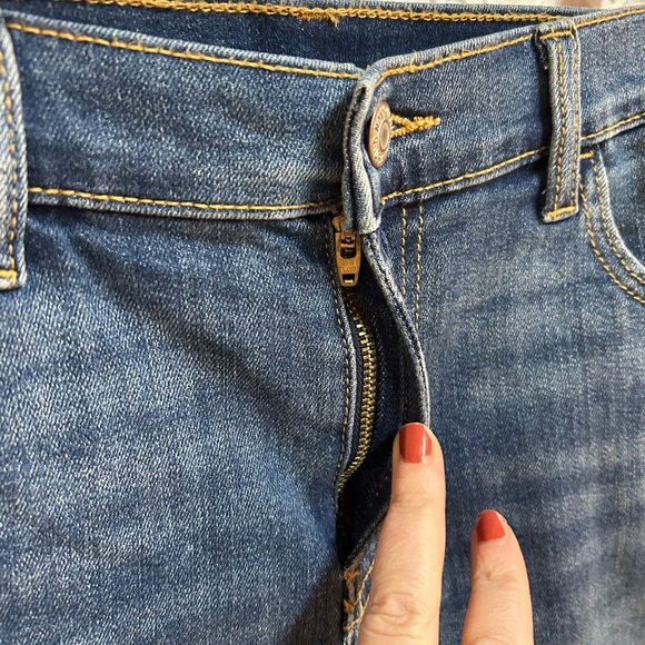 NWT Old Navy Size 8 Mid-rise Denim Shorts - Picture 3 of 7